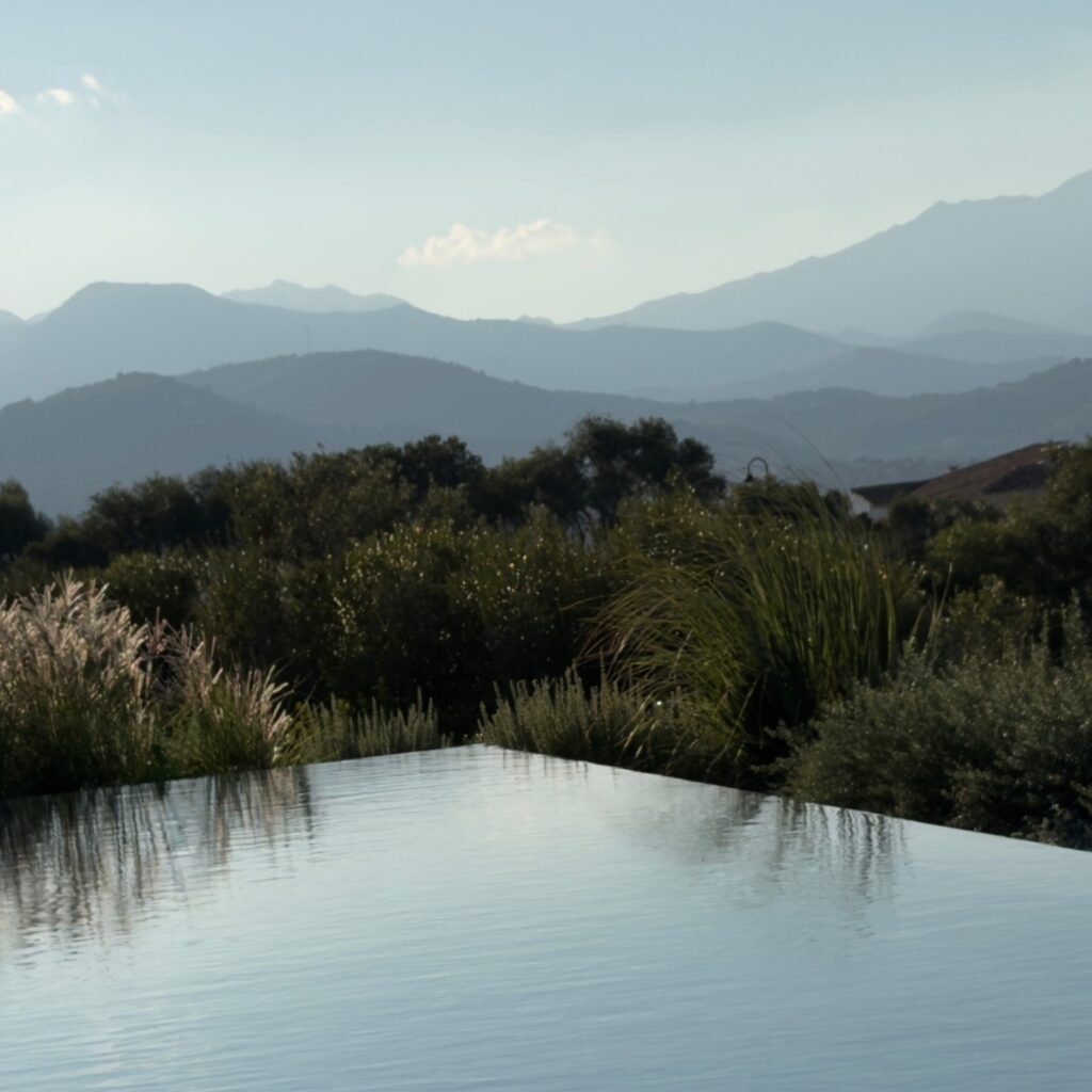Pool mountains